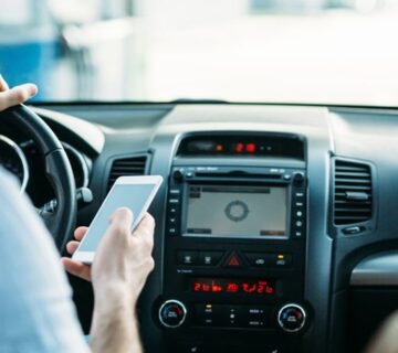 driving-holding-phone-AR17102021